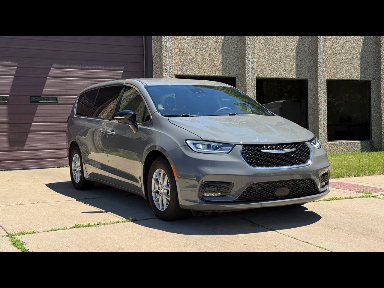 Used 2025 Chrysler Pacifica Select w/ Uconnect Theater Family Group FWD image 1