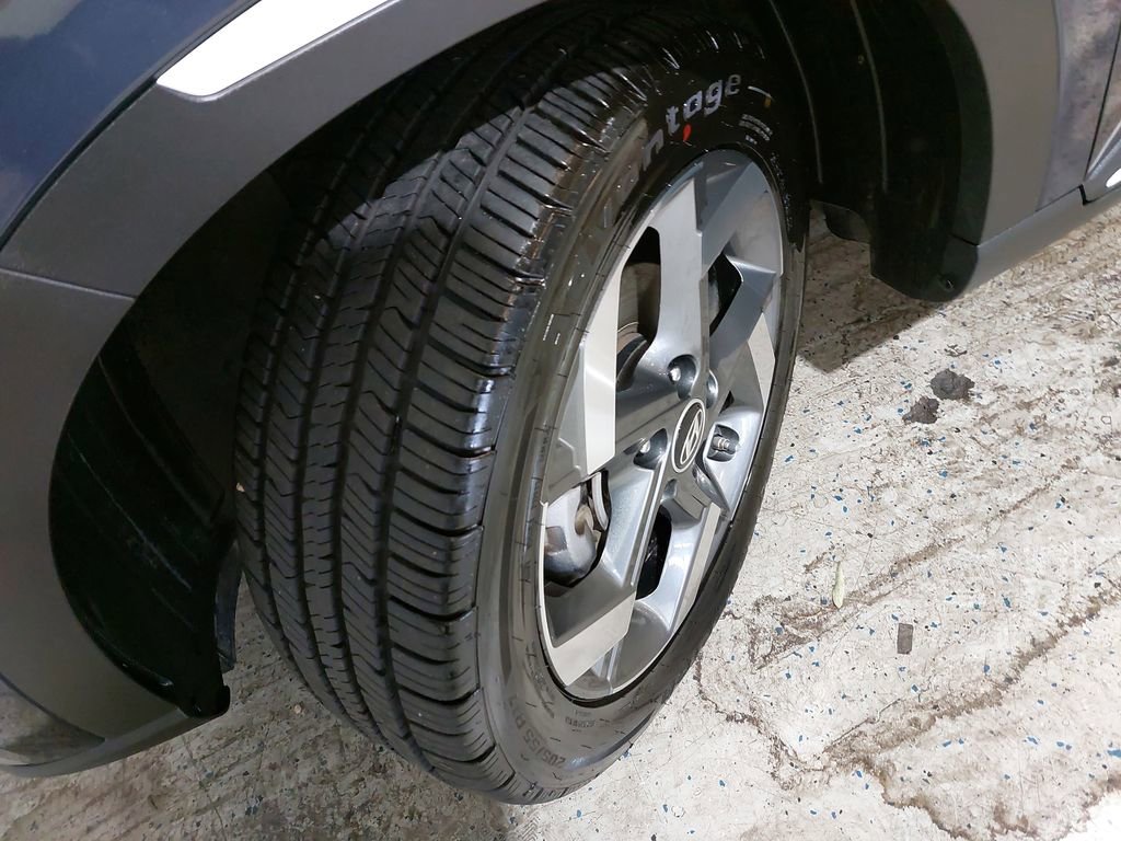 Used 2022 Hyundai Venue Limited FWD image 31