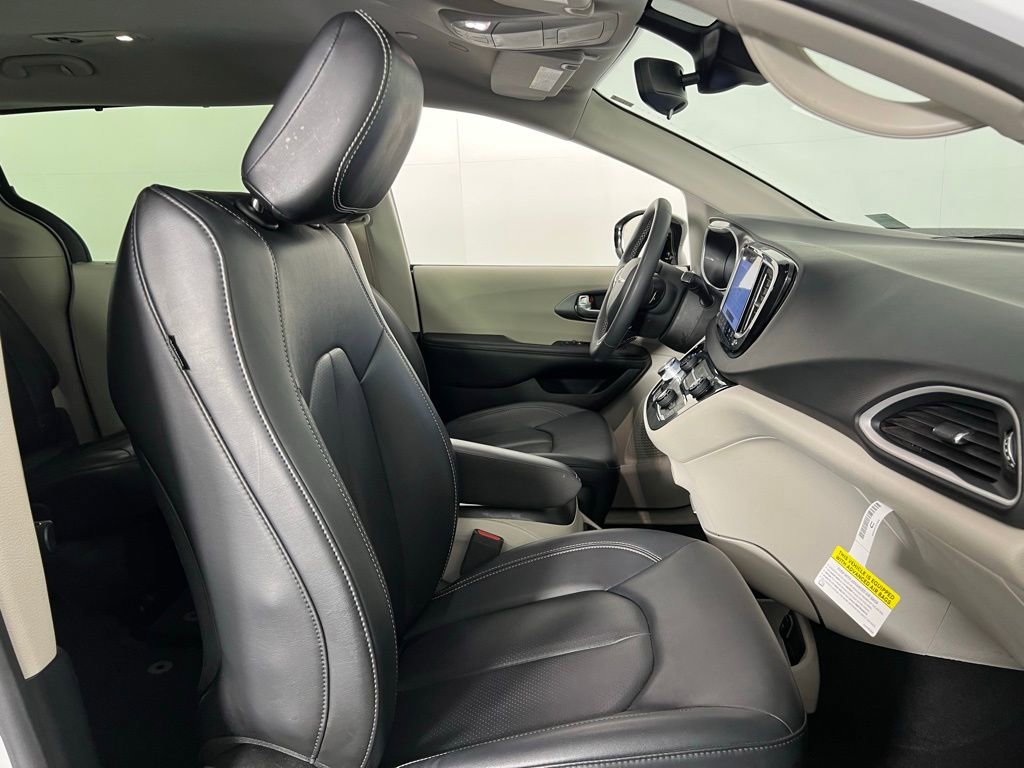 Used 2024 Chrysler Pacifica Touring-L image 35