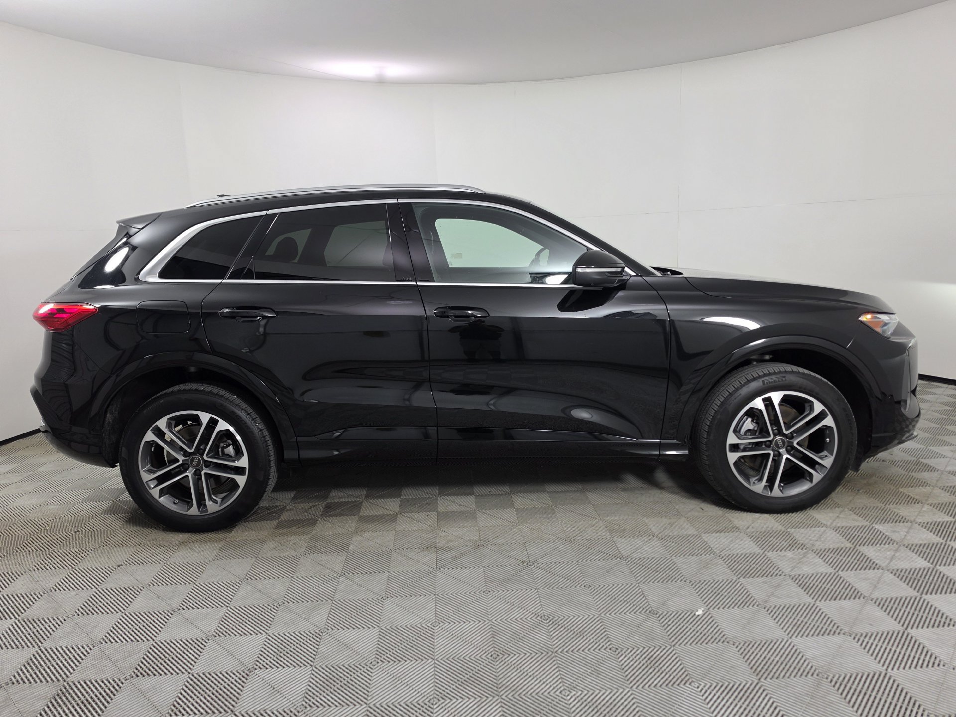 Used 2025 Audi Q5 Premium w/ Convenience Package AWD/4WD image 43