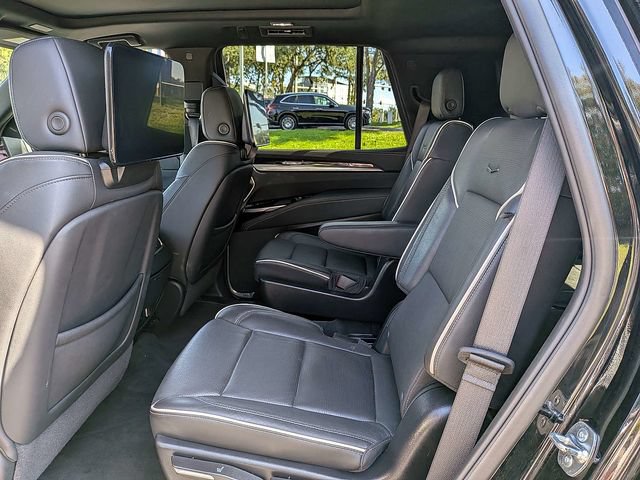 Used 2025 Cadillac Escalade Premium Luxury AWD/4WD image 16
