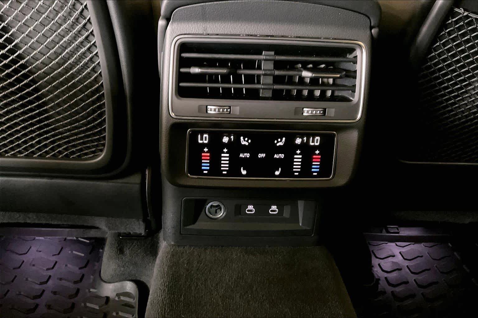 Used 2024 Audi SQ8 Prestige w/ Prestige Package image 32