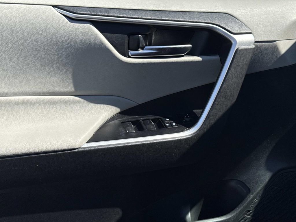 Used 2022 Toyota RAV4 XLE image 17