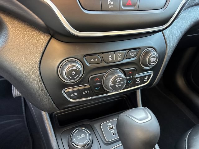Used 2020 Jeep Cherokee Latitude Plus w/ Comfort/Convenience Group AWD/4WD image 22