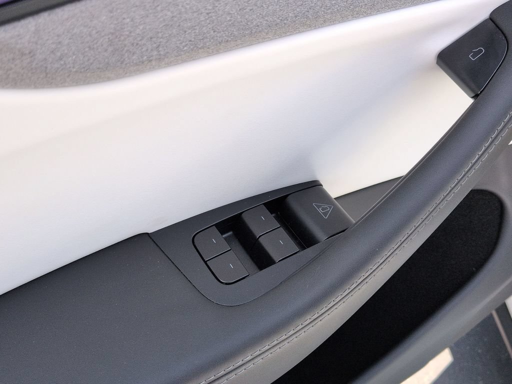 Used 2026 Tesla Model Y 2WD image 31