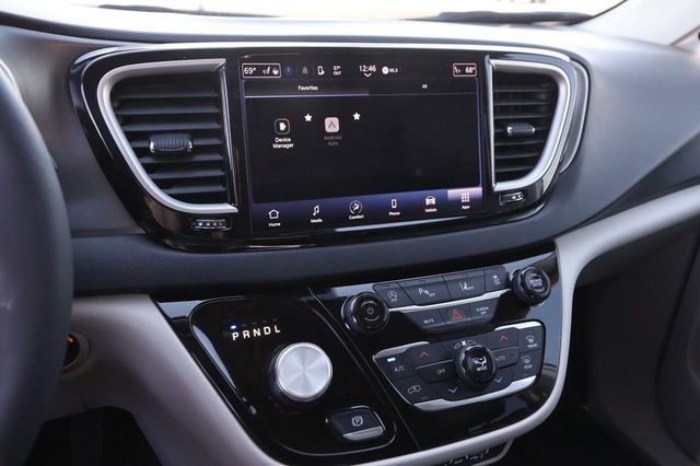 Used 2023 Chrysler Pacifica Touring-L image 17