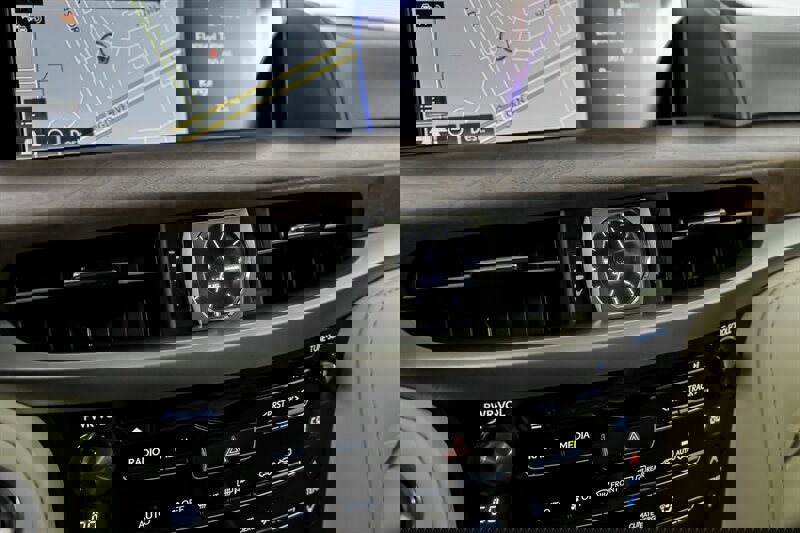 Used 2021 Lexus LX 570 4WD w/ Luxury Package image 32