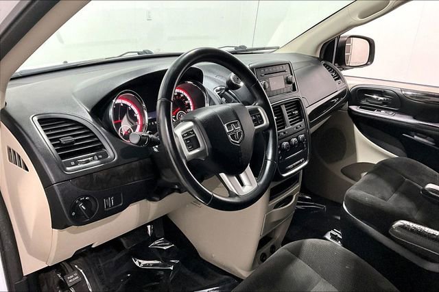 Used 2017 Dodge Grand Caravan SE w/ UConnect Hands-Free Group image 17