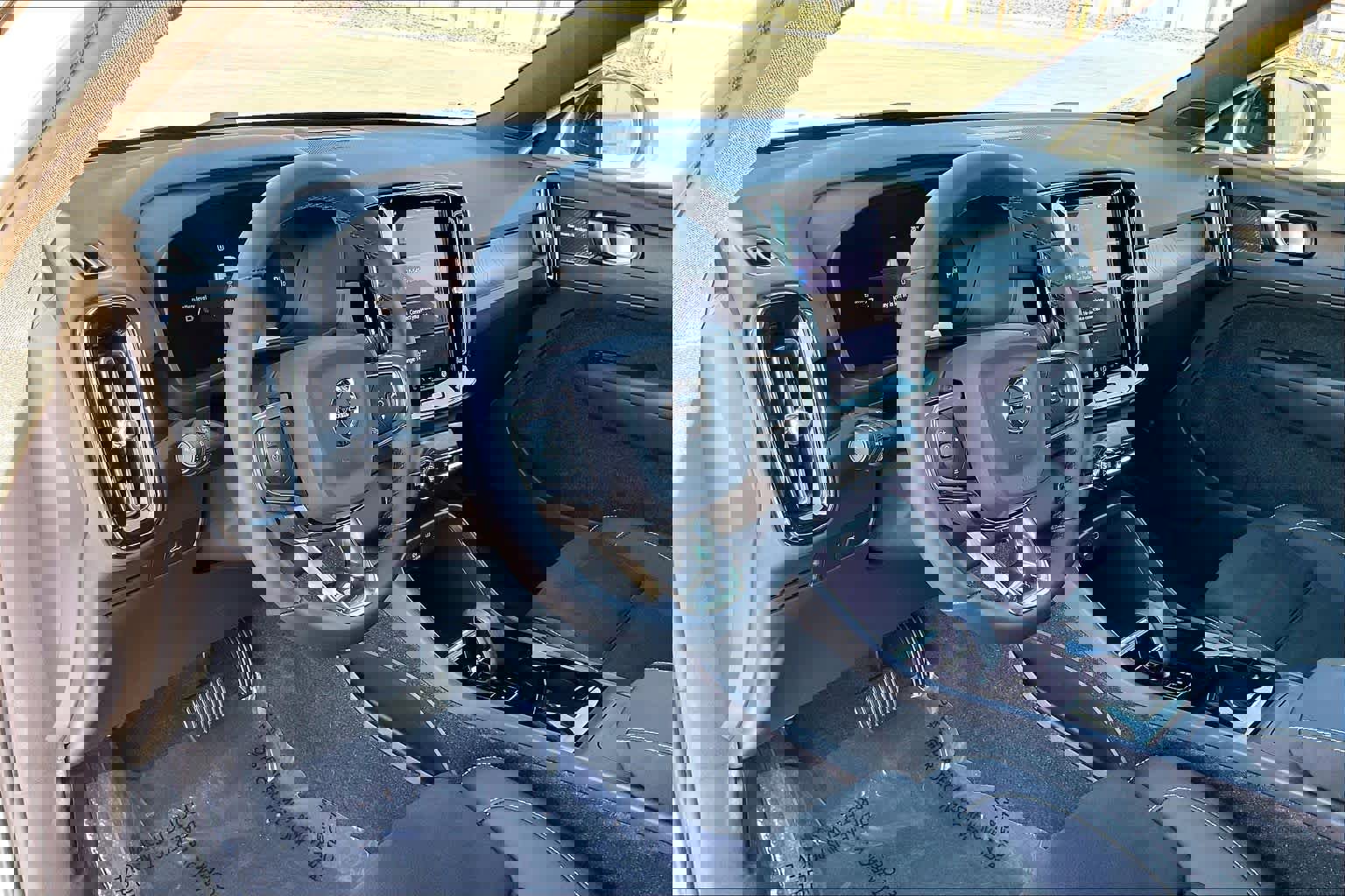 Used 2023 Volvo XC40 Recharge Ultimate w/ Protection Package Premier image 17