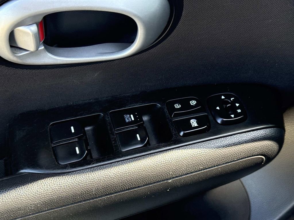 Used 2016 Kia Soul FWD image 17