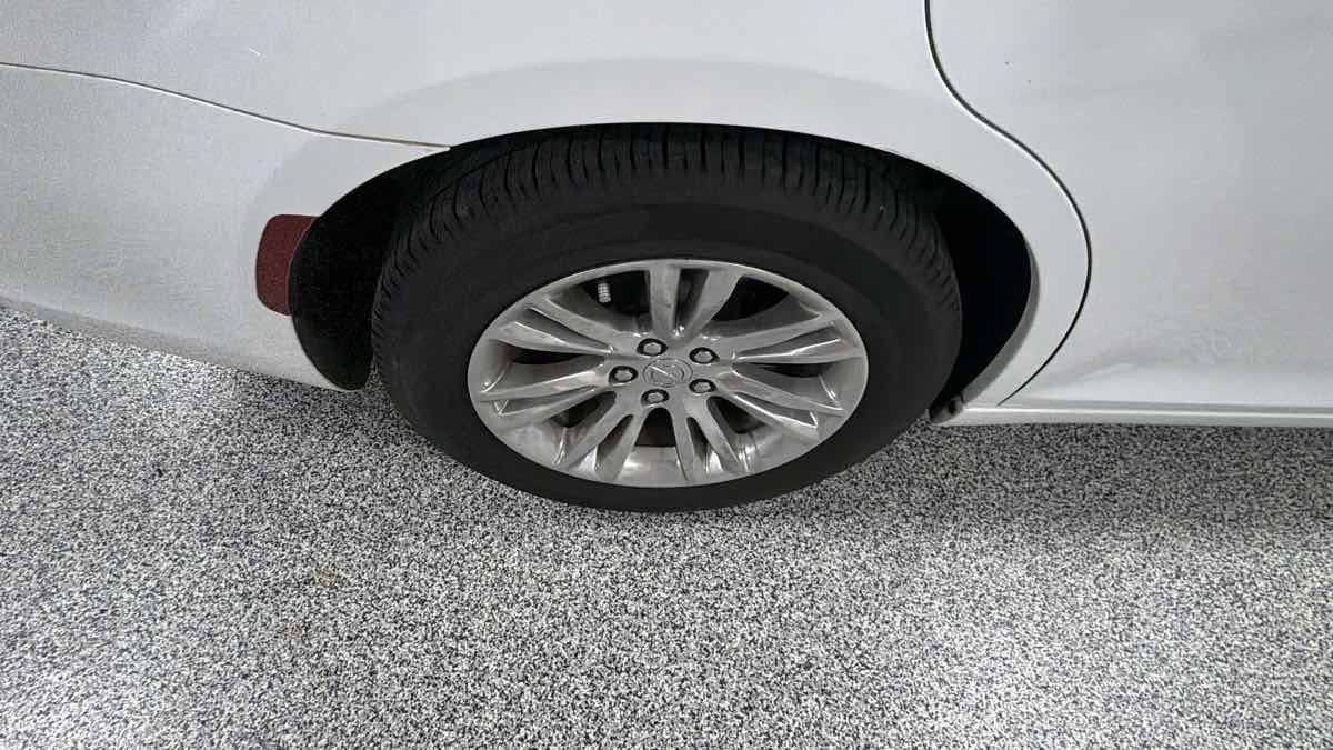 Used 2017 Chrysler 300 Limited RWD image 31