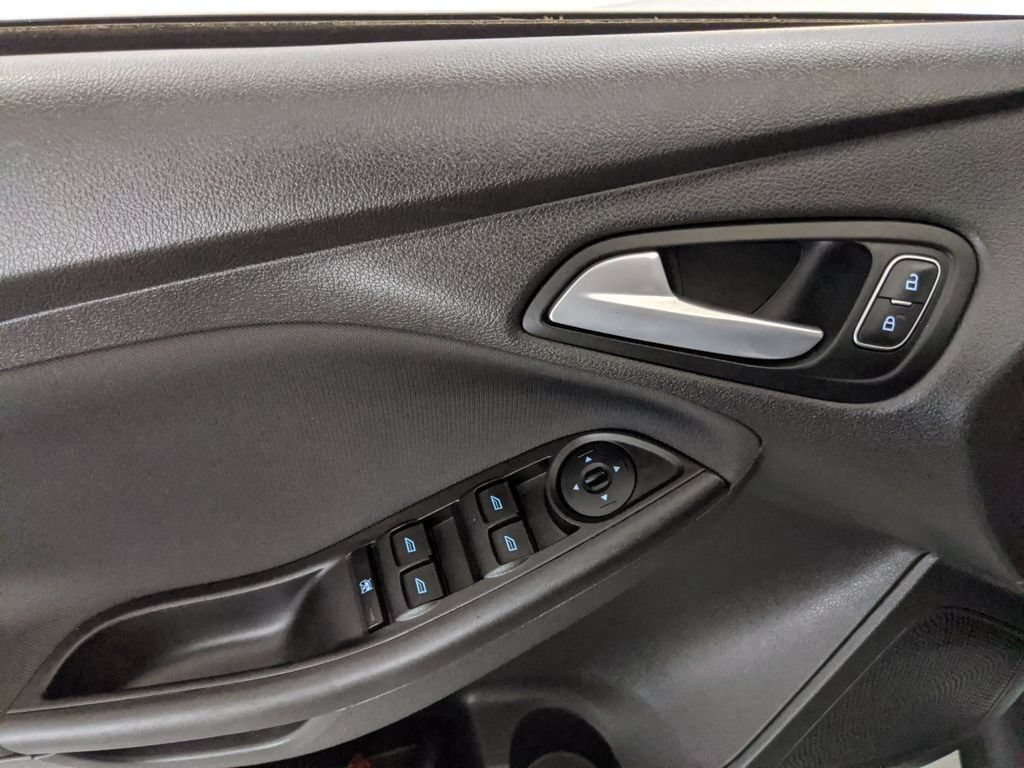 Used 2018 Ford Focus SE FWD image 14