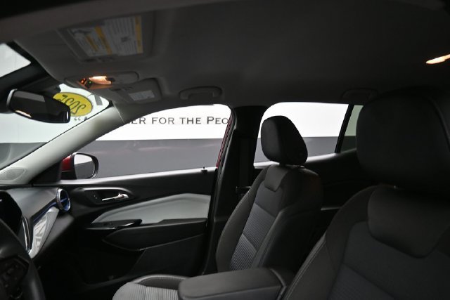 Used 2025 Chevrolet Trax LT FWD image 18
