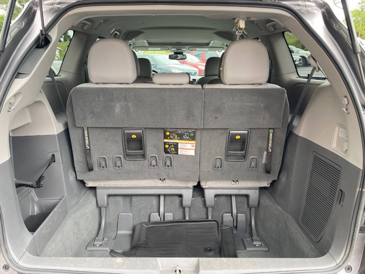 Used 2020 Toyota Sienna XLE FWD image 25