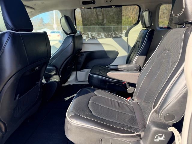 Used 2023 Chrysler Pacifica Limited image 27