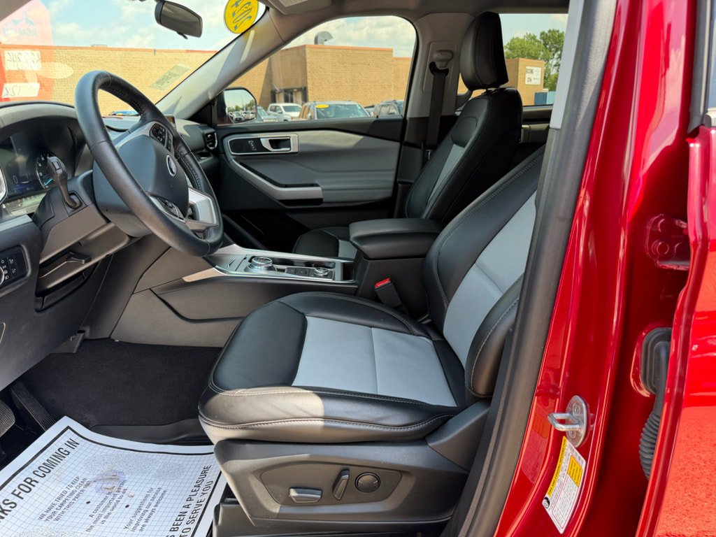 Used 2024 Ford Explorer XLT w/ Equipment Group 202A AWD/4WD image 7