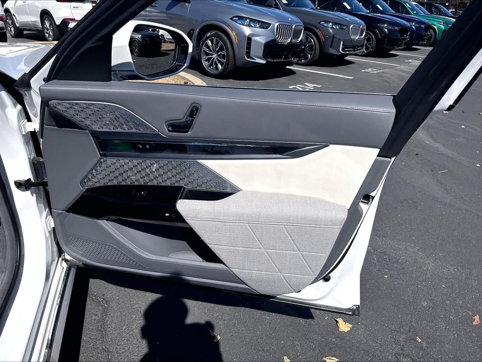 Used 2023 BMW i7 xDrive60 AWD/4WD image 28