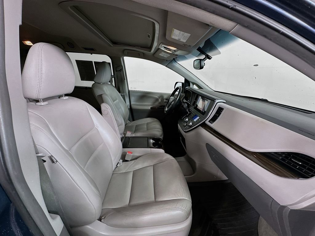 Used 2017 Toyota Sienna XLE image 29