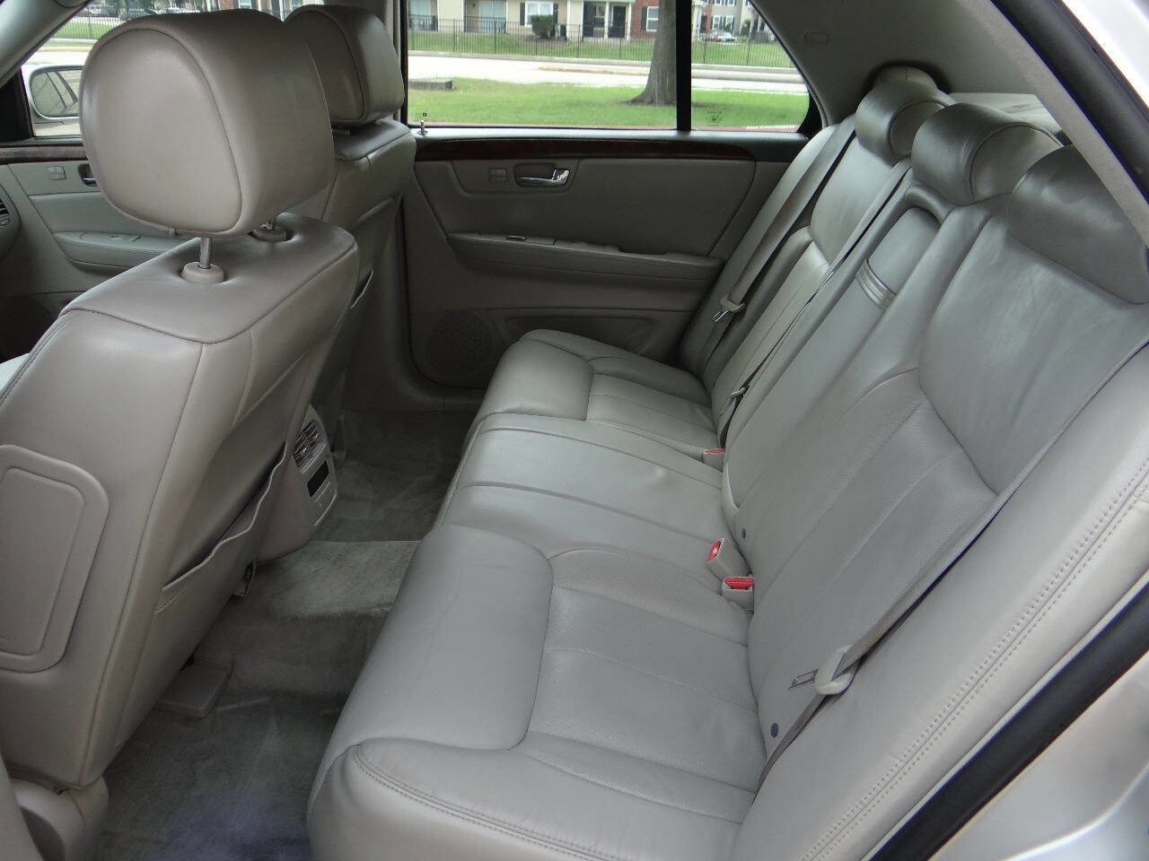 Used 2007 Cadillac DTS Luxury I w/ Sun And Sound Package FWD image 32