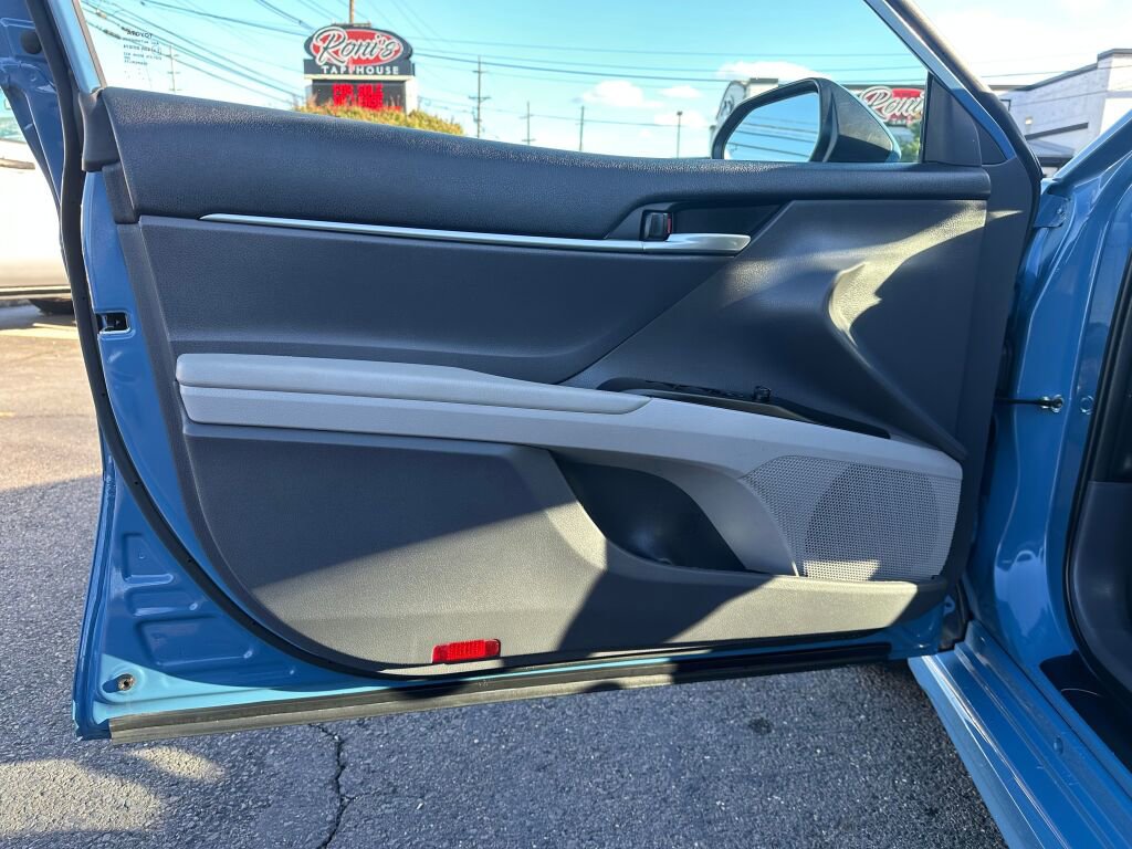 Used 2023 Toyota Camry SE image 9