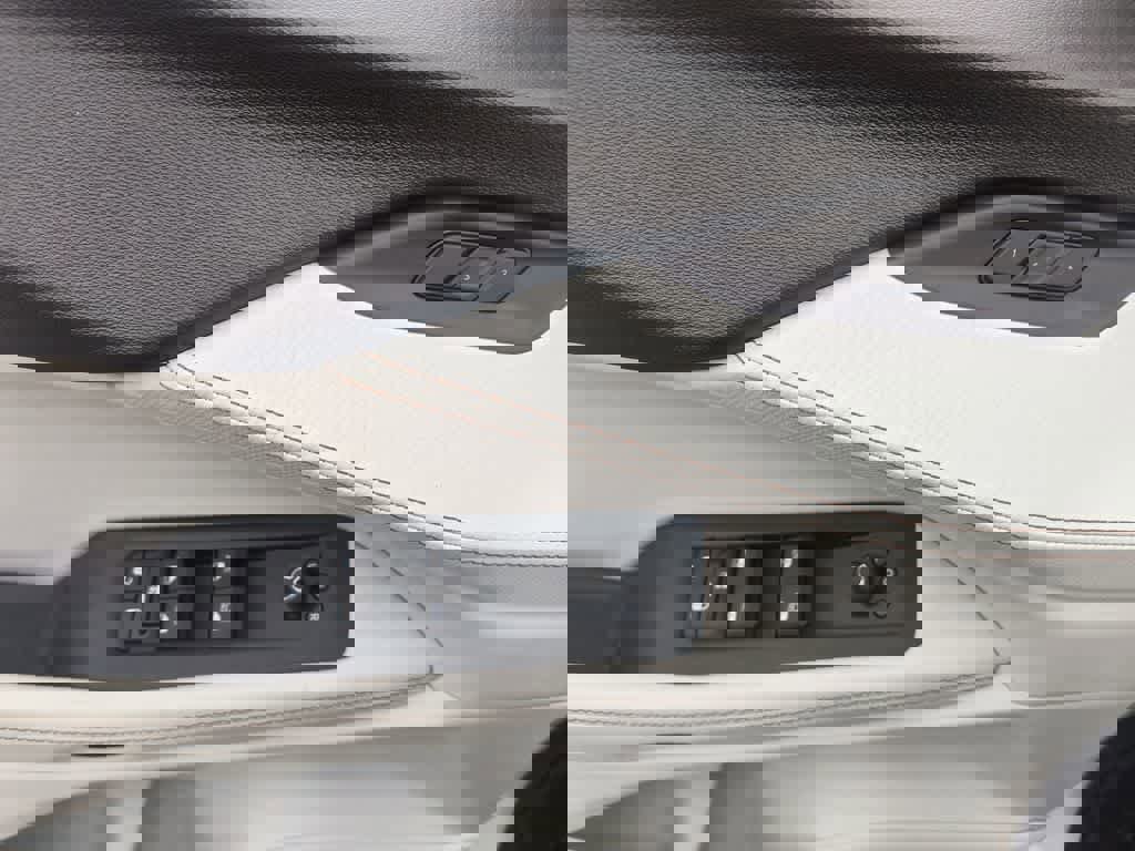 New 2026 Jeep Cherokee Overland w/ Trailer Tow Group image 13