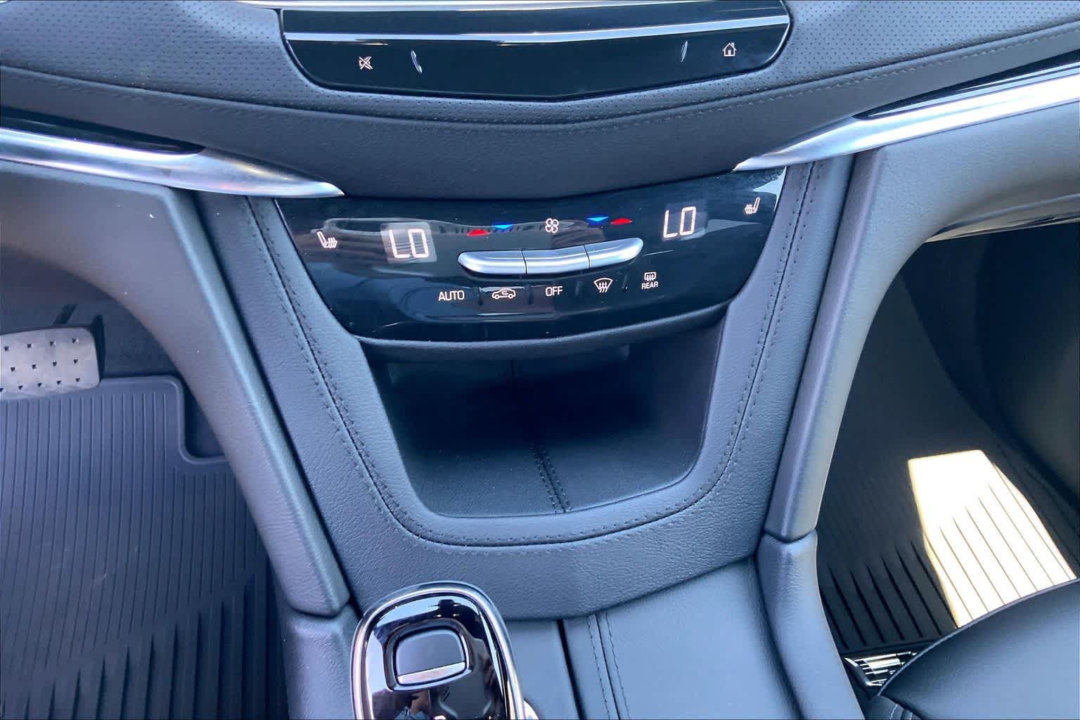 Used 2025 Cadillac XT6 Luxury FWD image 35