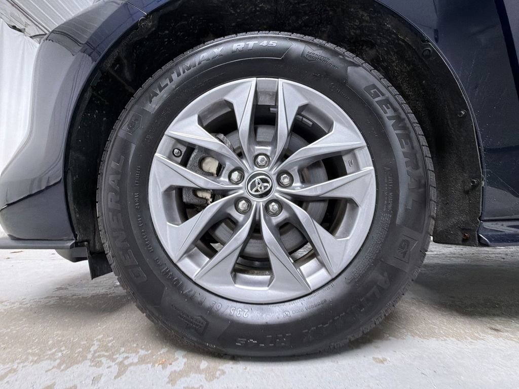 Used 2024 Toyota Sienna XLE w/ XLE Plus Package AWD/4WD image 15