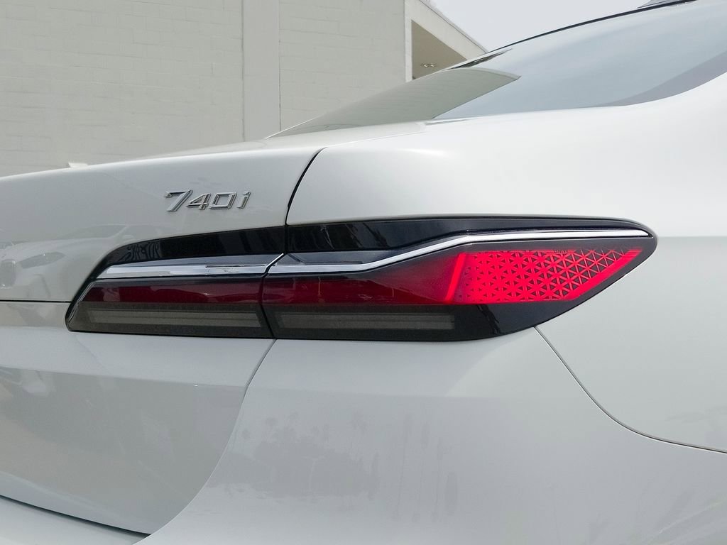 New 2026 BMW 740i w/ Premium Package RWD image 4