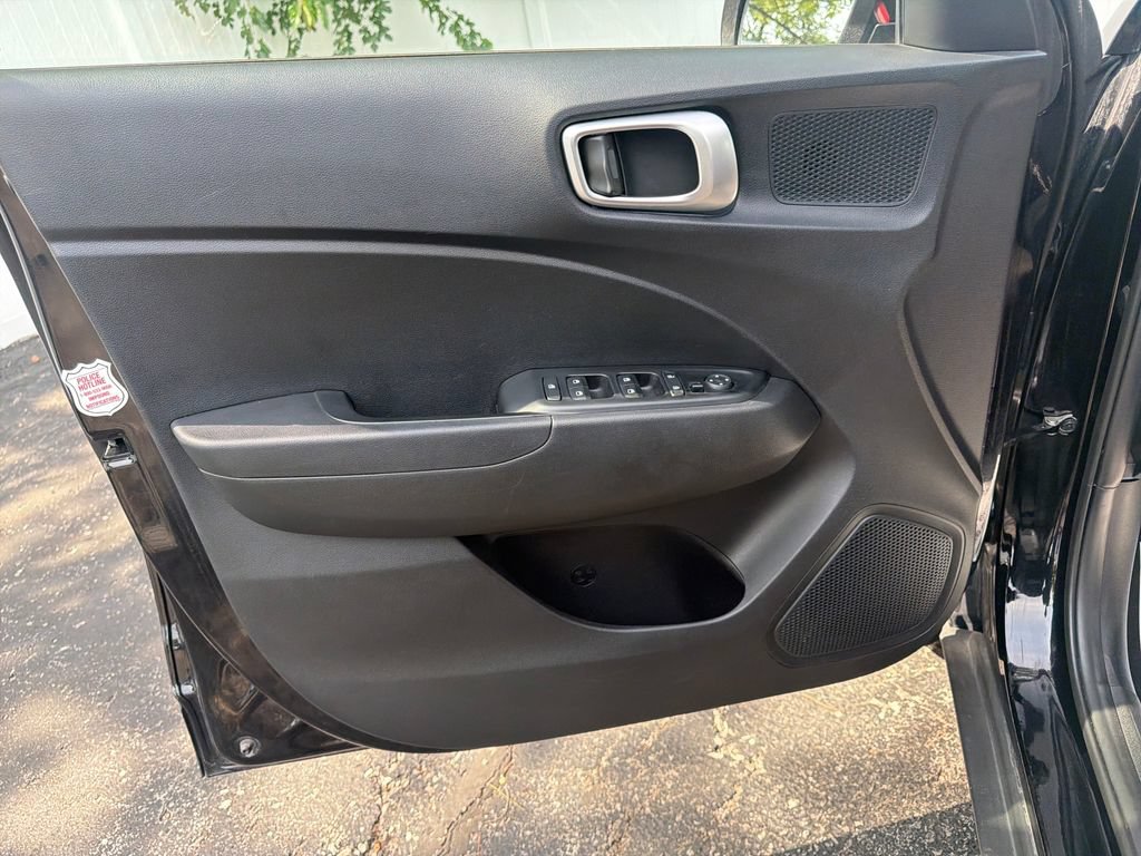 Used 2025 Hyundai Venue SEL FWD image 12