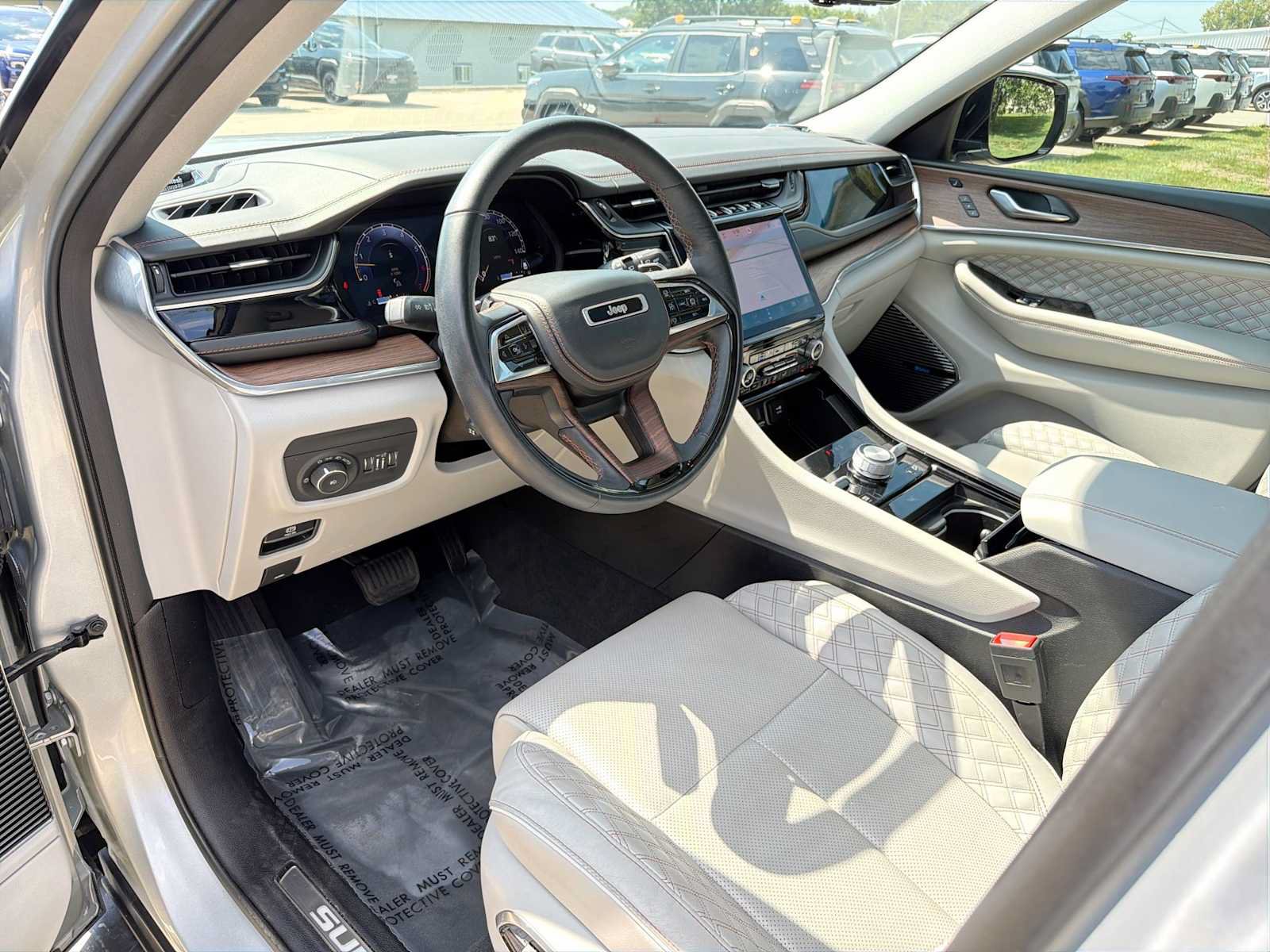 Used 2023 Jeep Grand Cherokee L Summit w/ Advanced Protech Group IV AWD/4WD image 2