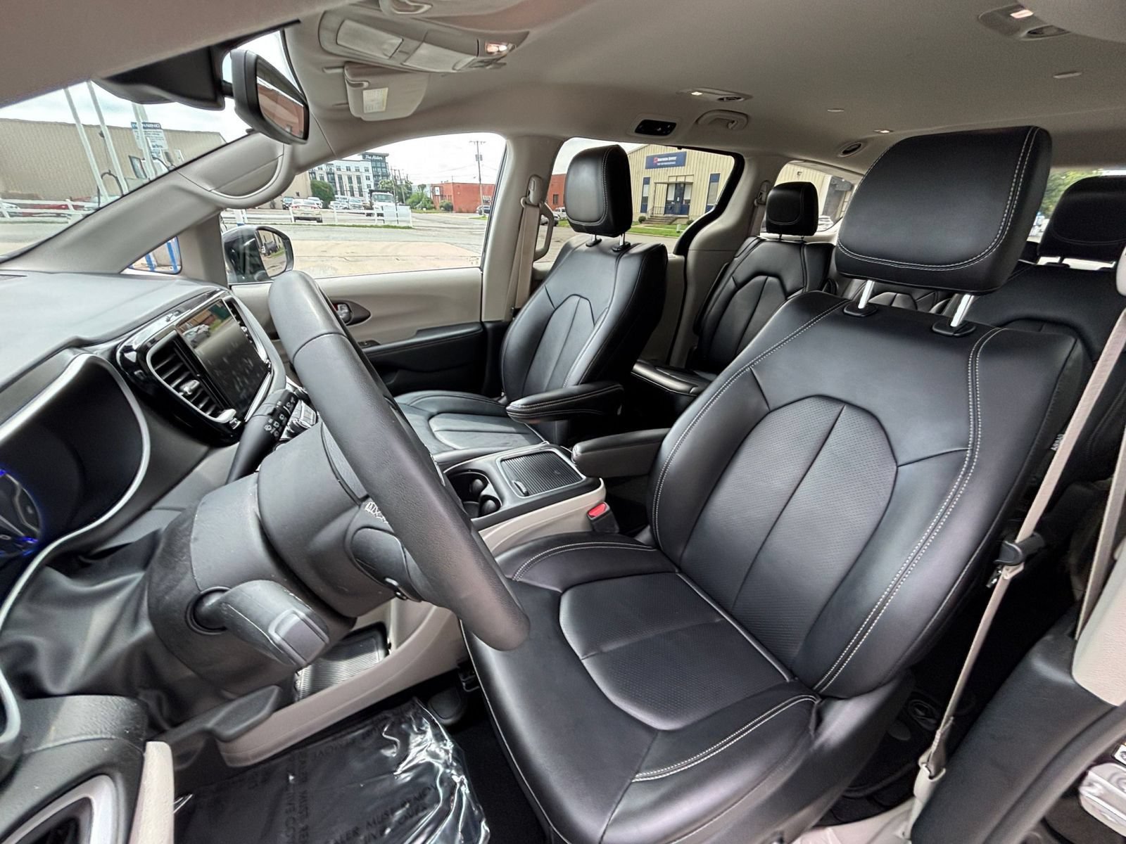 Used 2024 Chrysler Pacifica Touring-L FWD image 40