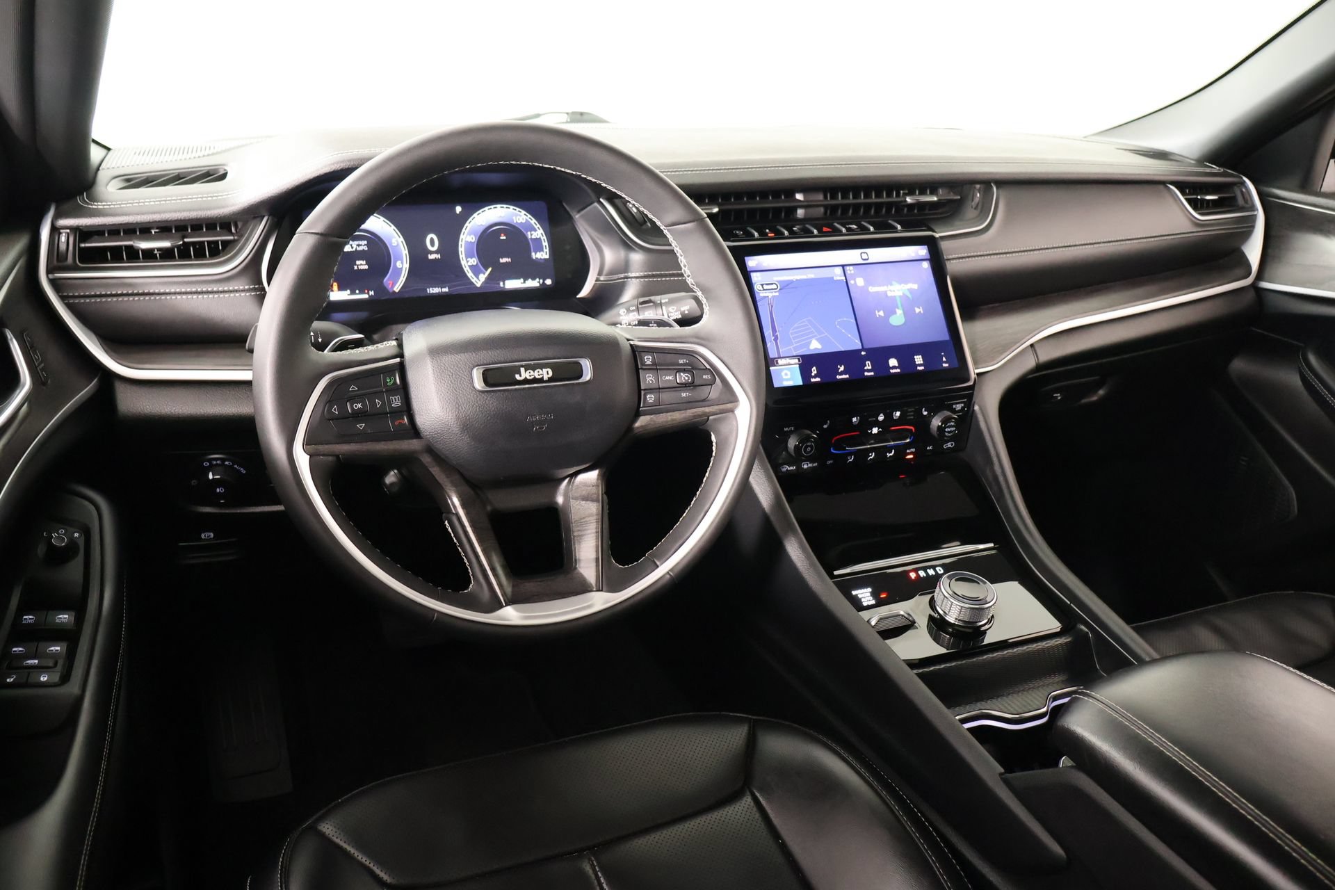 Used 2025 Jeep Grand Cherokee Limited w/ Luxury Tech Group II AWD/4WD image 2