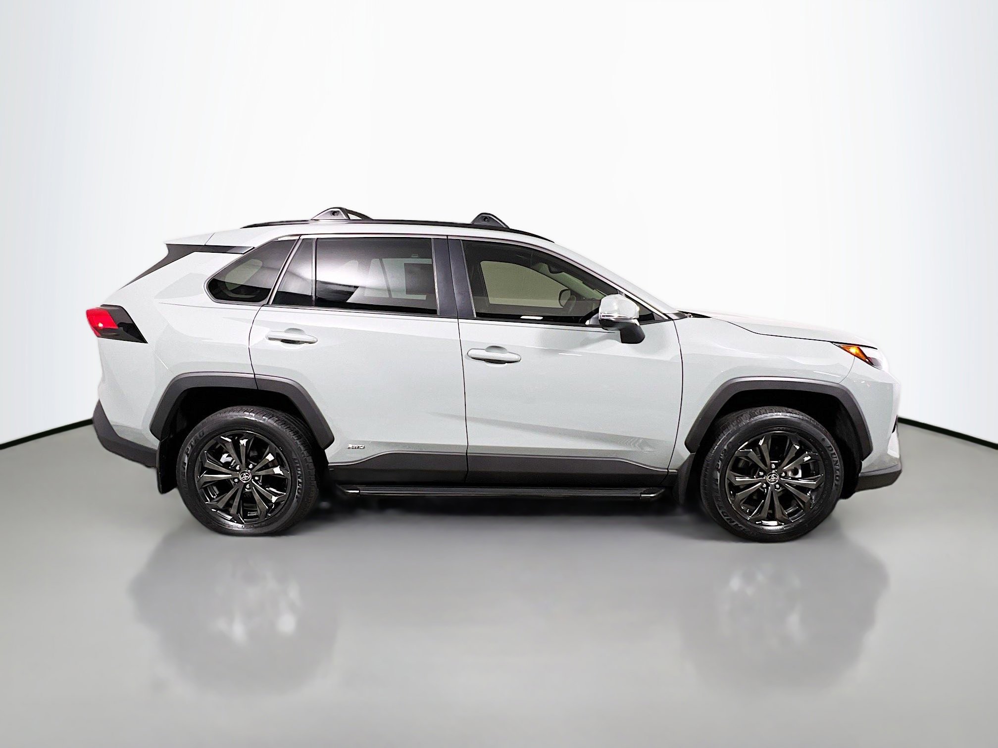 Used 2022 Toyota RAV4 XLE Premium image 3