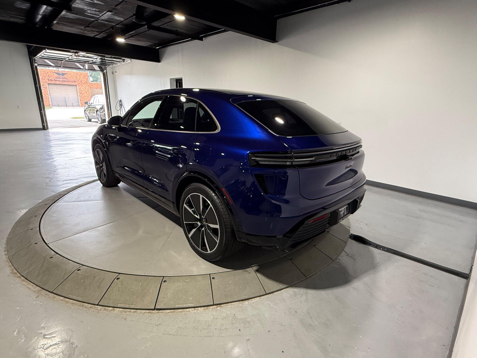 Used 2024 Porsche Macan Turbo Electric AWD/4WD image 7