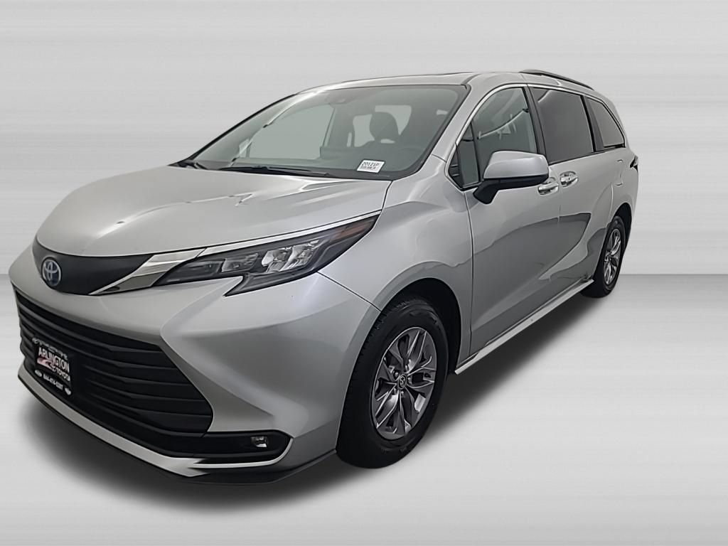 Used 2025 Toyota Sienna XLE FWD image 8