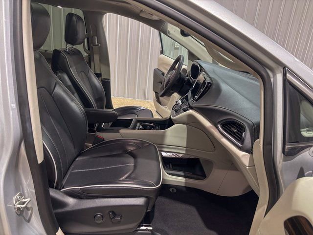 Used 2024 Chrysler Pacifica Limited image 26