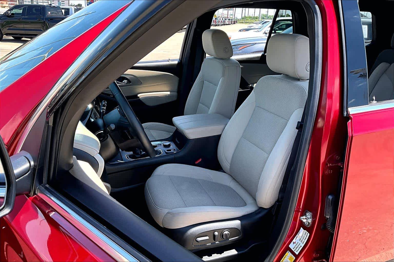 Used 2023 Chevrolet Traverse LT FWD image 7
