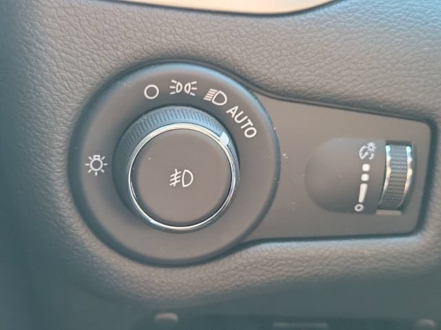 Used 2022 Jeep Cherokee Latitude AWD/4WD image 29