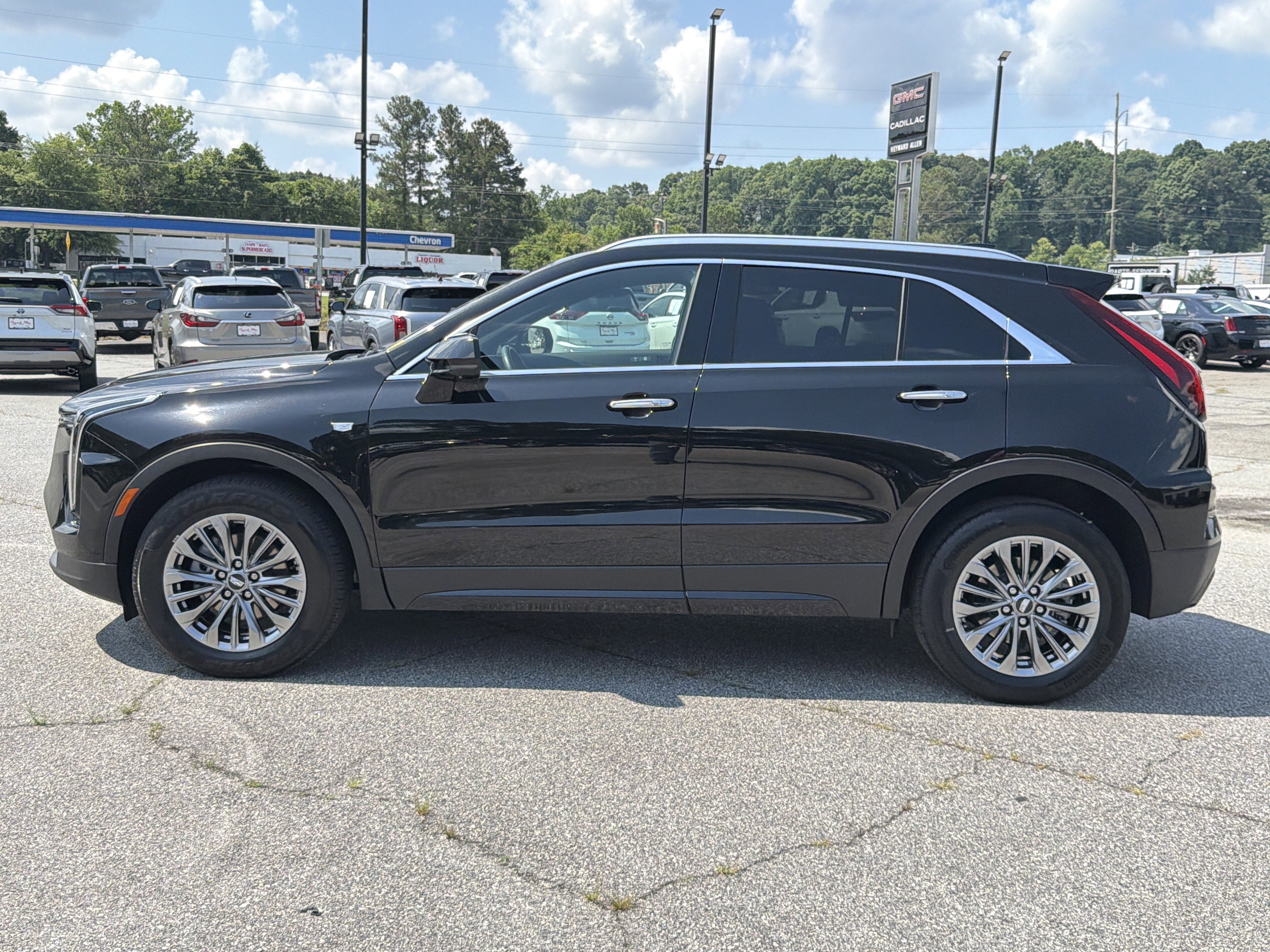 Used 2025 Cadillac XT4 Premium Luxury FWD image 2