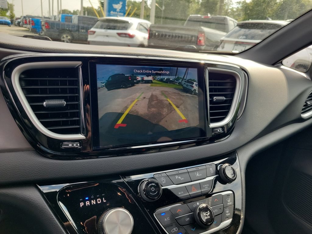 Used 2025 Chrysler Pacifica Select FWD image 35
