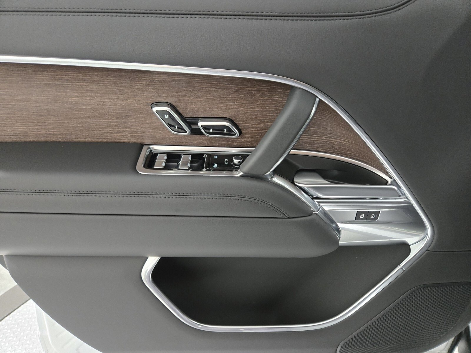 New 2025 Land Rover Range Rover Long Wheelbase SE image 21