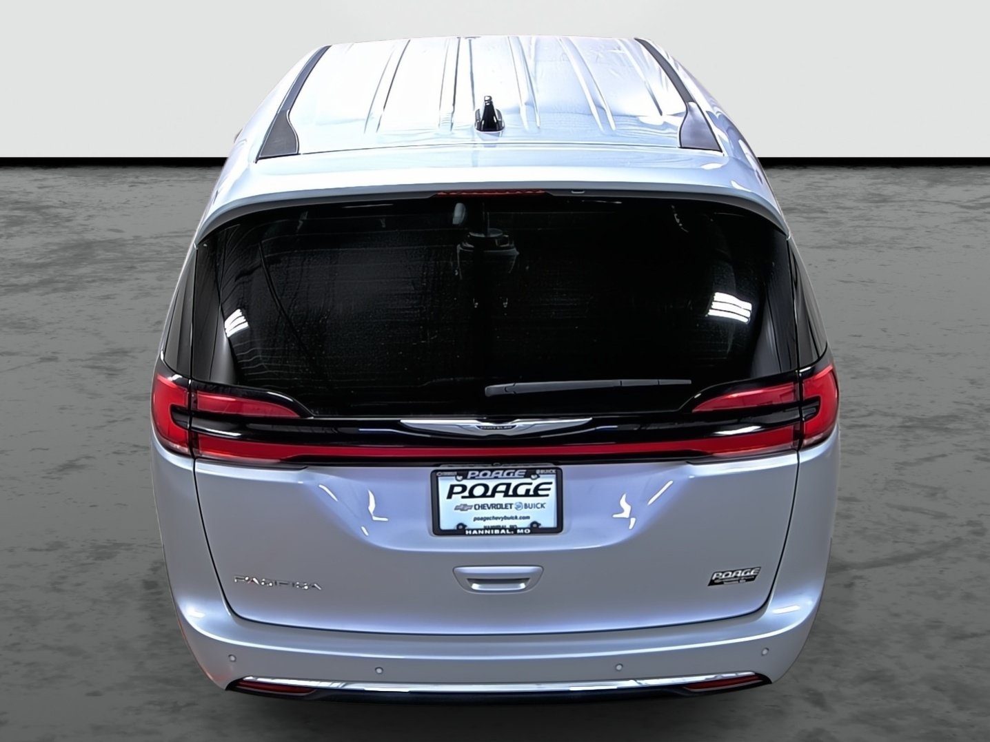 Used 2024 Chrysler Pacifica Touring-L FWD image 3