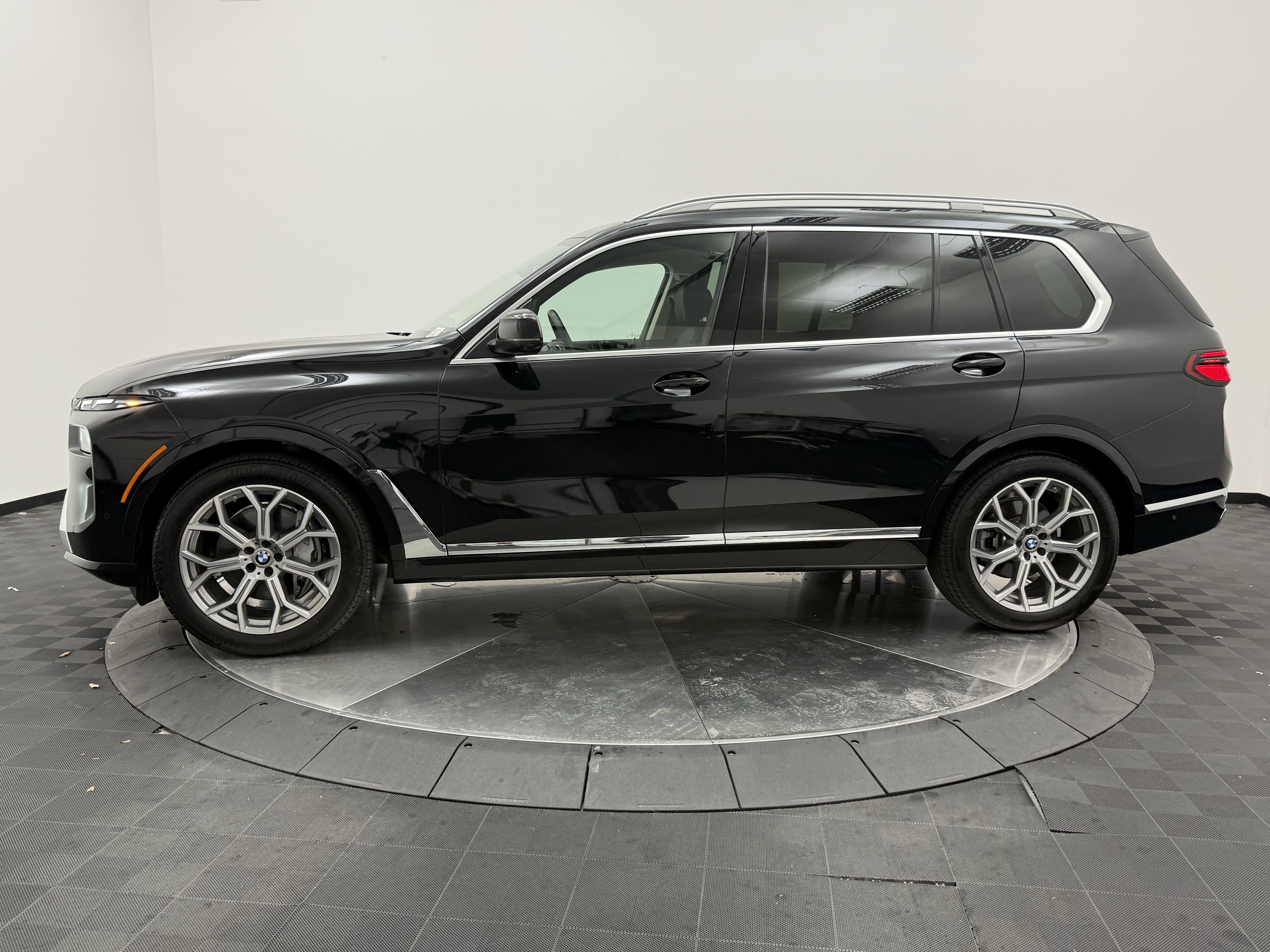 Used 2025 BMW X7 xDrive40i w/ Premium Package AWD/4WD image 4