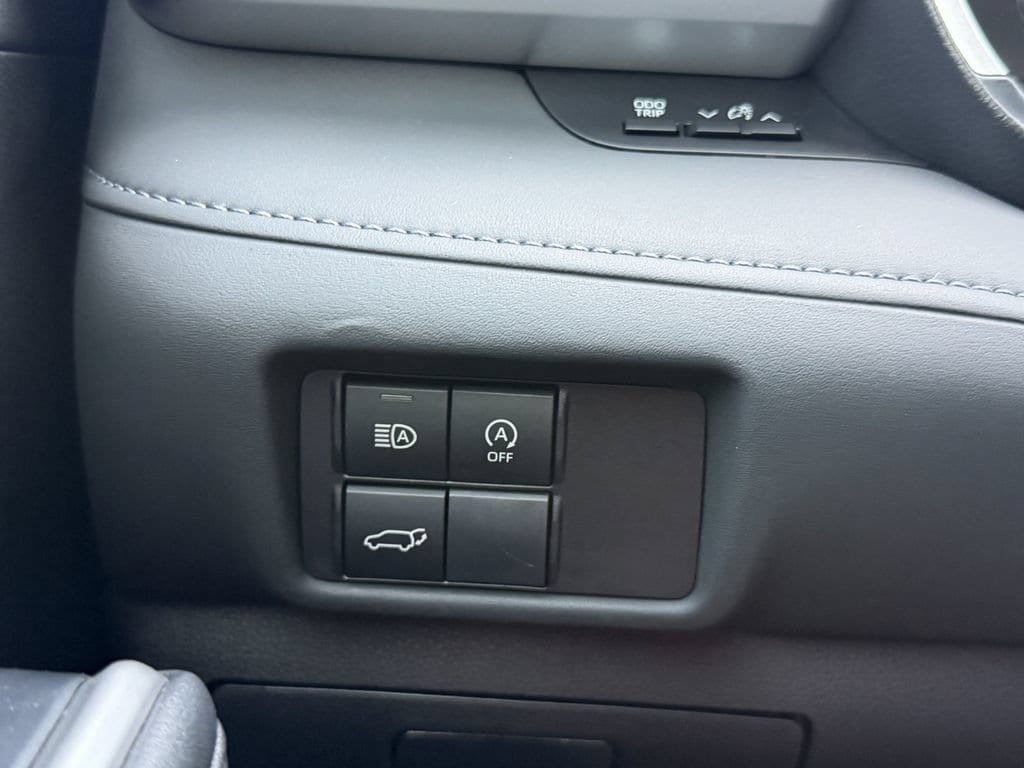 Used 2024 Toyota Highlander XLE FWD image 28