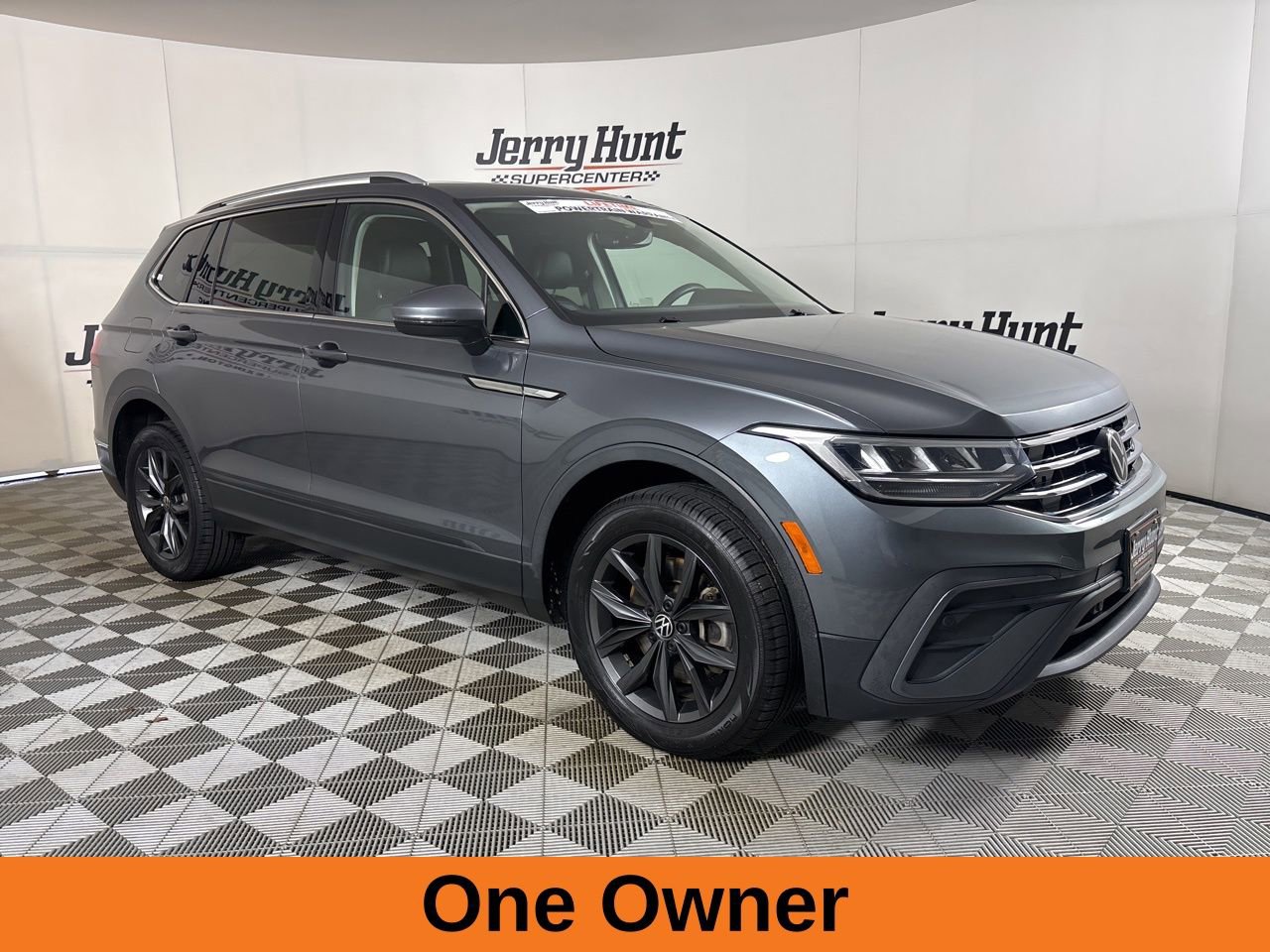 Used 2022 Volkswagen Tiguan SE w/ Panoramic Sunroof Package image 4