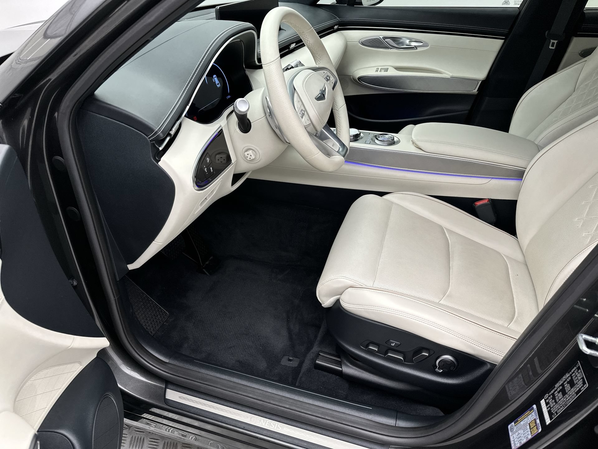 Certified 2025 Genesis Electrified GV70 w/ Prestige Package AWD/4WD image 11