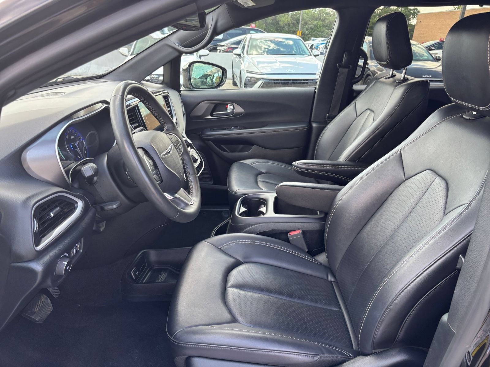 Used 2025 Chrysler Pacifica Select FWD image 28