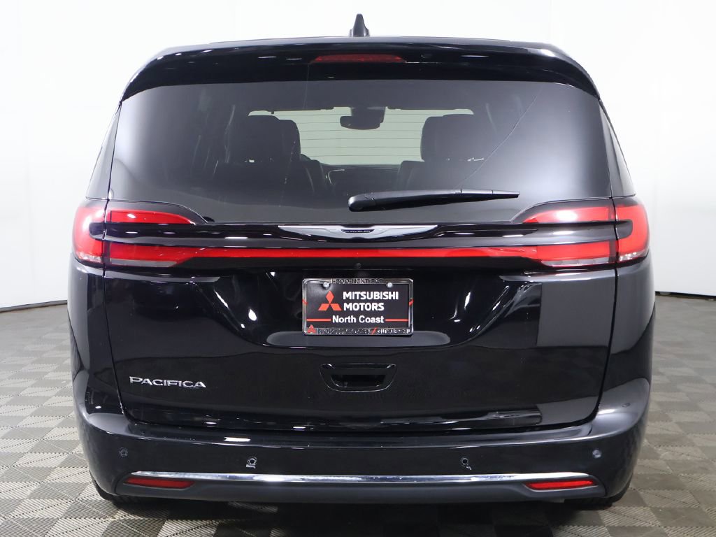 Used 2025 Chrysler Pacifica Select image 21
