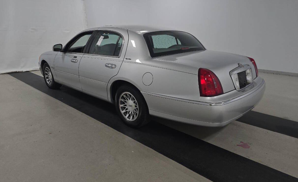 Used 2000 Lincoln Town Car Signature RWD image 18