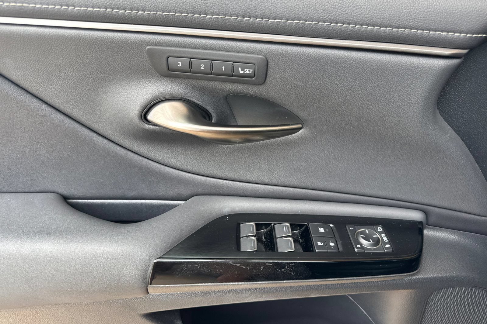 Certified 2024 Lexus ES 350 w/ Premium Package FWD image 12